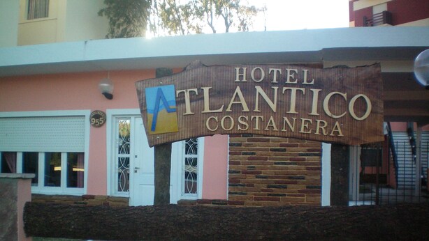 A wooden sign for Hotel Atlantico Costa Nera. - Hotel Atlantico Costanera (Santa Teresita)