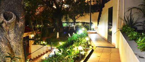 المنطقة المحيطة بالمنشأة