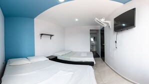 Caja de seguridad en la habitación y tabla de planchar con plancha 