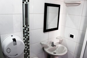 Douche, séchoir à cheveux, serviettes fournies