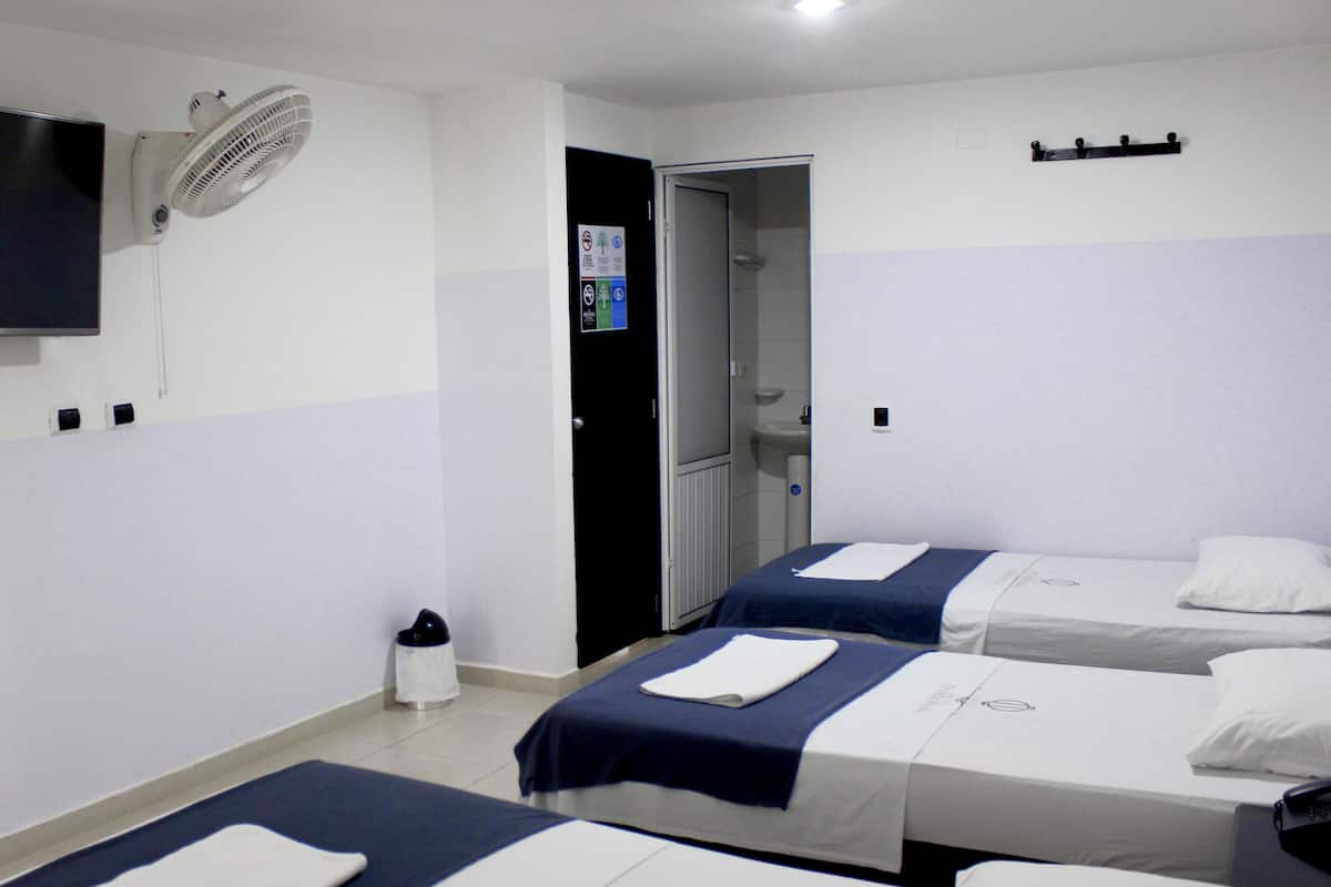 Quarto quádruplo básico, várias camas, vista para a cidade | Cofres nos quartos, ferros/tábuas de passar roupa, Wi-Fi de cortesia