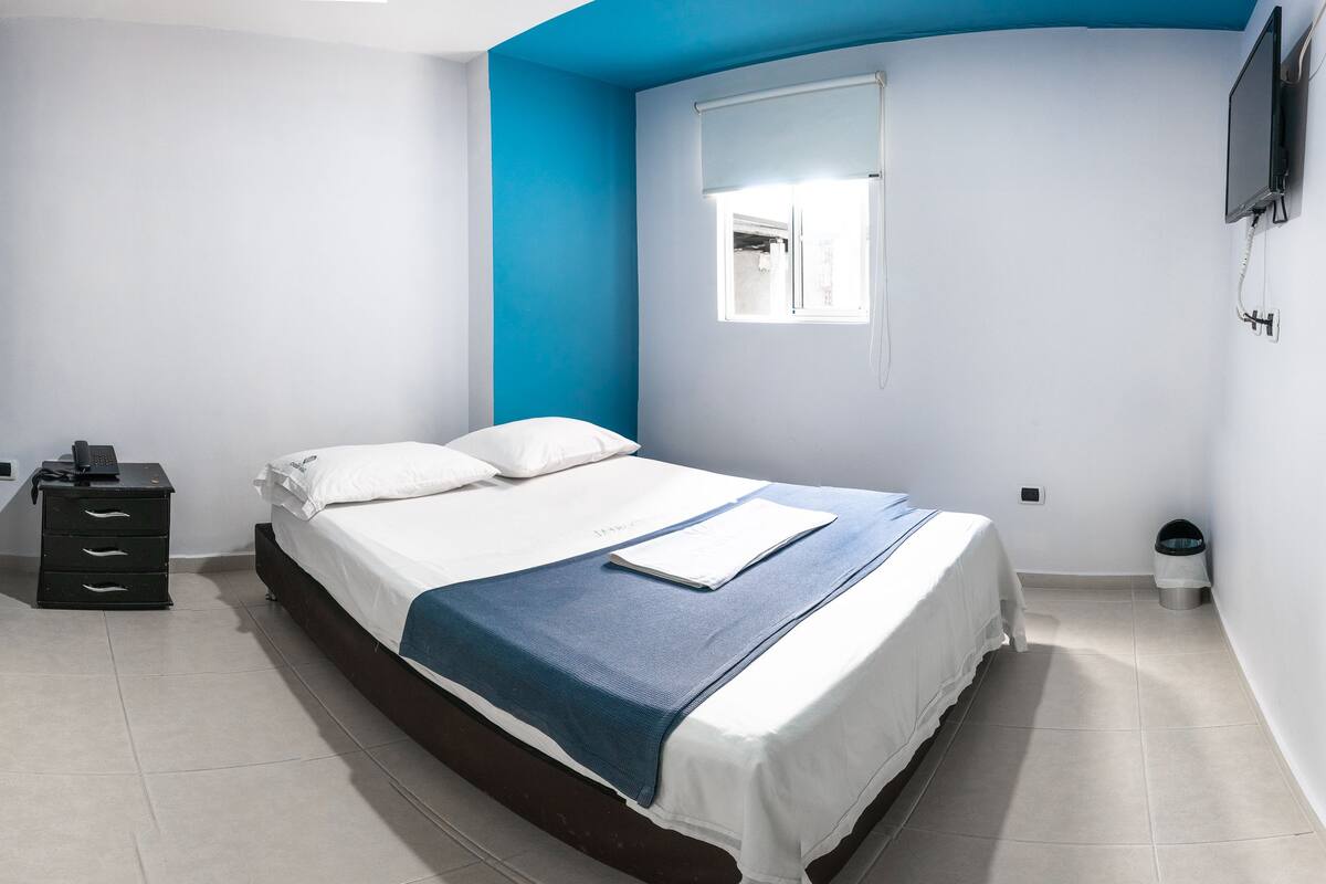 Quarto casal standard, 1 quarto | Cofres nos quartos, ferros/tábuas de passar roupa, Wi-Fi de cortesia