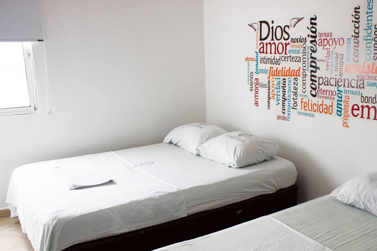 Apartamento família, 3 quartos, cozinha, vista para a cidade | Cofres nos quartos, ferros/tábuas de passar roupa, Wi-Fi de cortesia