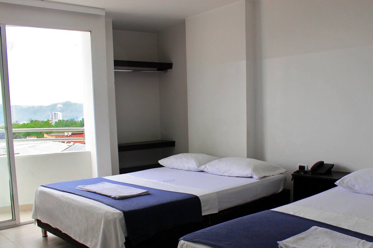 Quarto família, 2 camas de casal | Cofres nos quartos, ferros/tábuas de passar roupa, Wi-Fi de cortesia