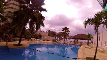 Una piscina al aire libre