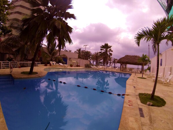 Una piscina al aire libre