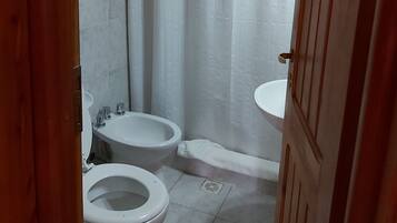 Cottage, 1 Double Bed, Non Smoking | Bathroom | Shower, hair dryer, towels