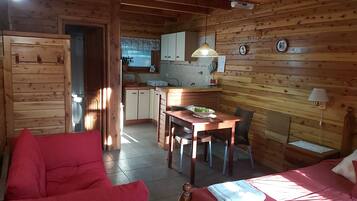 Cottage, 1 giường đôi, không hút thuốc | Màn/rèm cản sáng, bàn ủi/dụng cụ ủi quần áo