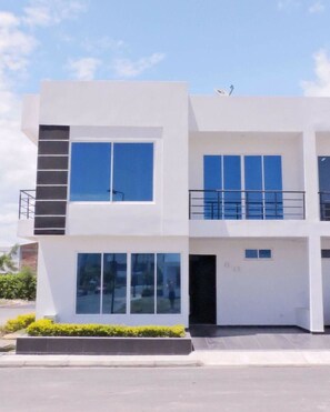 Exterior - Casa Vacacional con Piscina (Girardot)