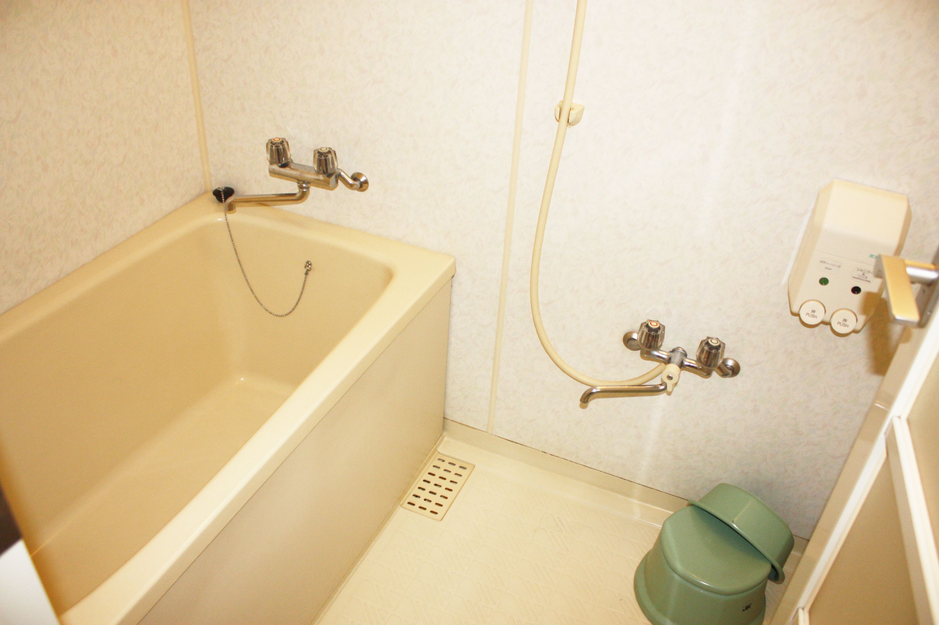 Une salle de bain avec une baignoire, des toilettes et une douche.