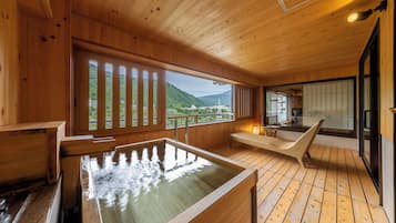 Premium kamer, niet-roken (Mikazuki CLUB9 Kawashibuki) | Badkamer | Een aparte badkuip en douche, een diep bad, gratis toiletartikelen