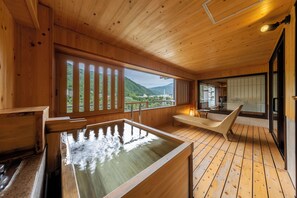 Habitación Premium, para no fumadores (Mikazuki CLUB9 Kawashibuki) | Baño | Tina y regadera independientes y tina profunda 