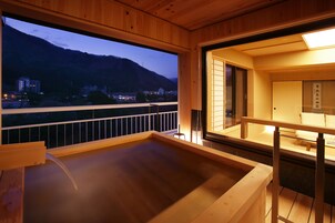 ラグジュアリー スイート 専用バスルーム エグゼクティブフロア | バスルーム | 個別の浴槽とシャワー、深めの浴槽、バスアメニティ (無料)、ヘアドライヤー