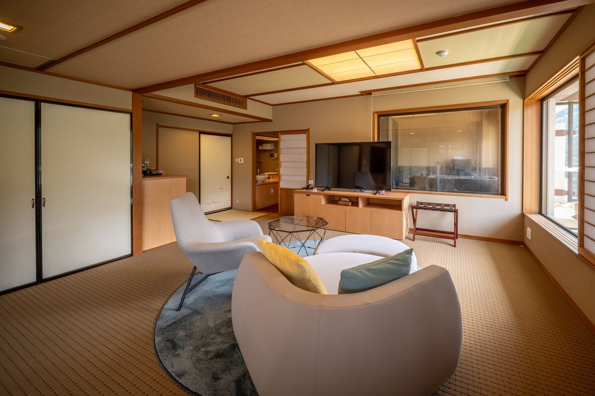 Living area | Flat-screen TV