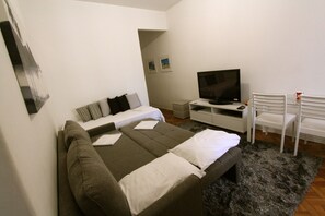 Traditional-Apartment | Wohnzimmer | Flachbildfernseher