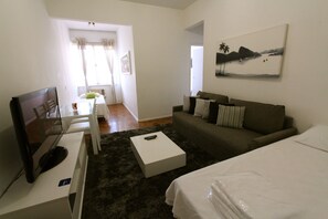 Traditional-Apartment | Wohnzimmer | Flachbildfernseher