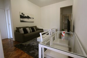 Traditional-Apartment | Wohnzimmer | Flachbildfernseher