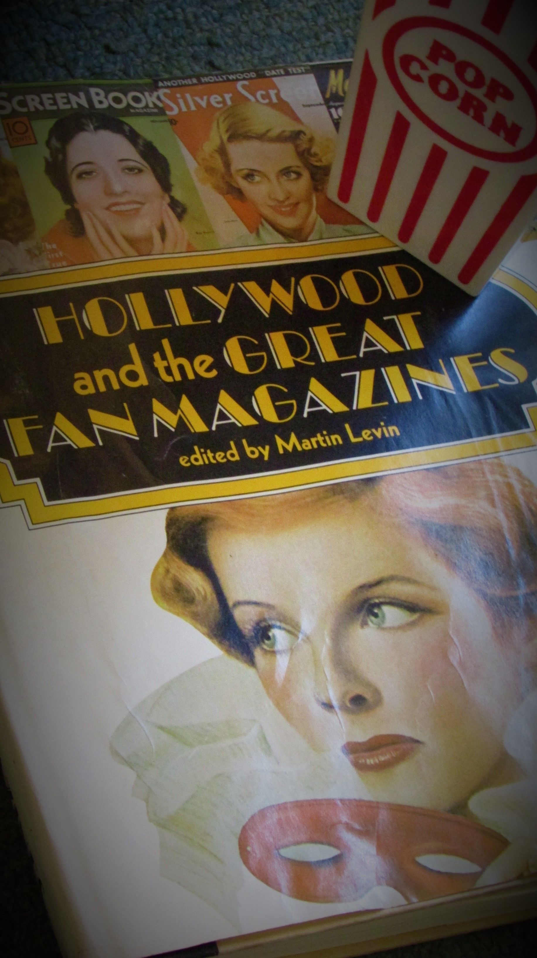 Portada de revista titulada 'Hollywood y las Grandes Revistas de Fans', editada por Martin Levin.