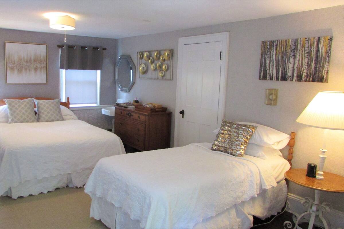 Minibar, iron/ironing board, bed sheets