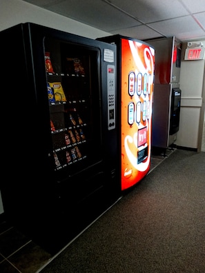 Vending machine - R&R Inn (Provost)