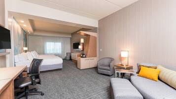 Habitación, varias camas | Escritorio, tabla de planchar con plancha, wifi gratis y ropa de cama