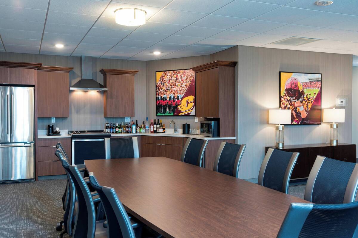 Suite, 1 King-Bett und Schlafsofa | Schreibtisch, Bügeleisen/Bügelbrett, kostenloses WLAN, Bettwäsche