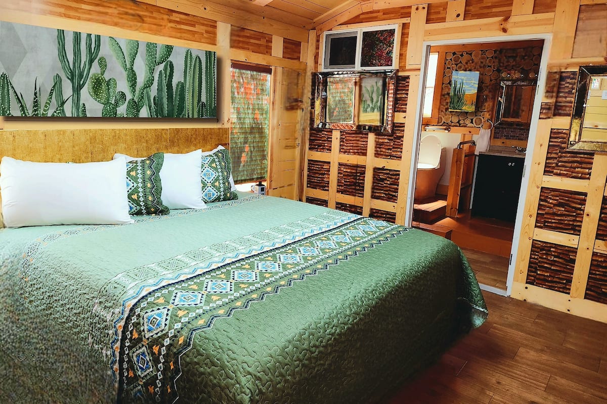 Luxe huisje, 1 kingsize bed, patio | 1 slaapkamer, luxe beddengoed, geluiddichte muren