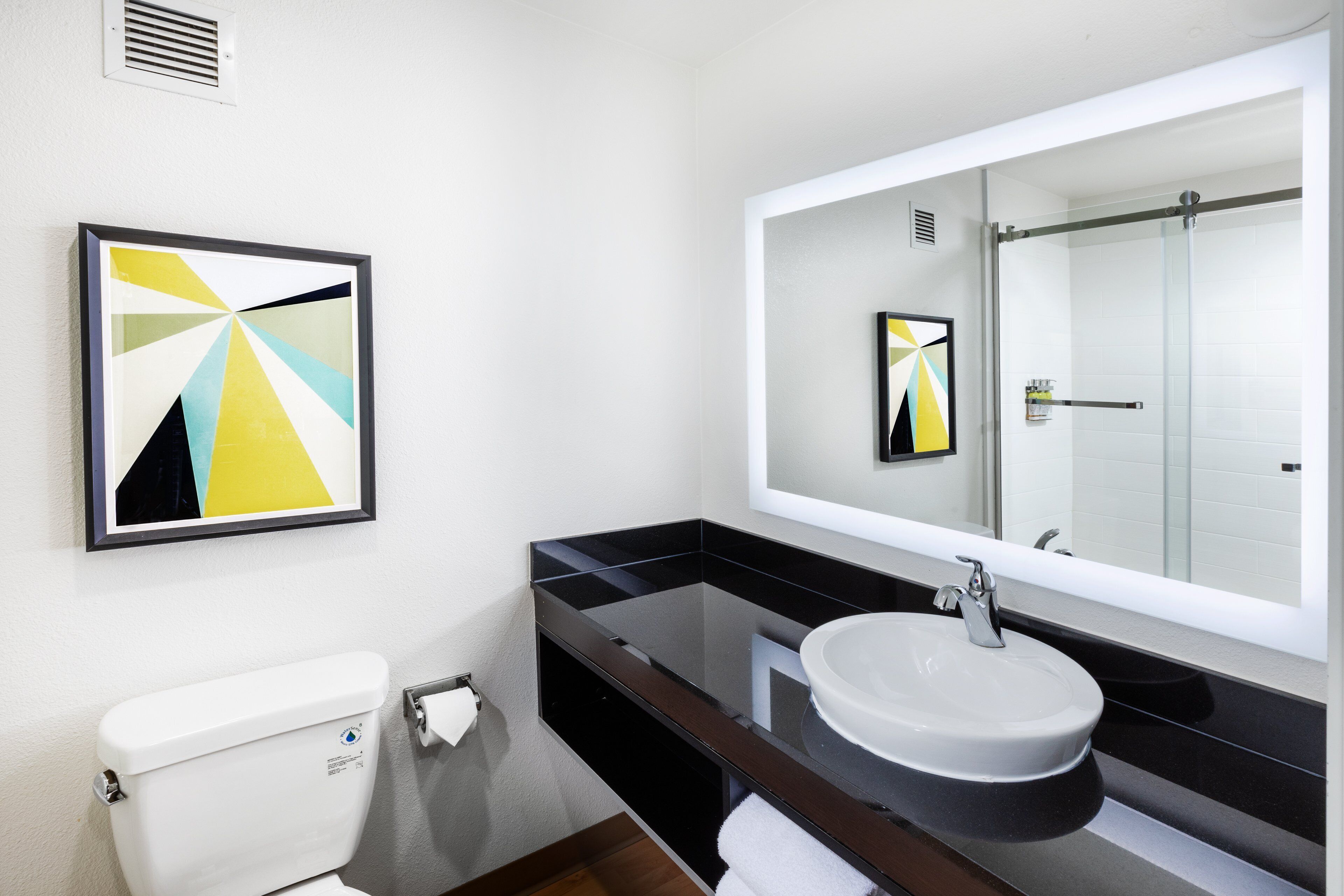 Chuveiro, toalhas de banho