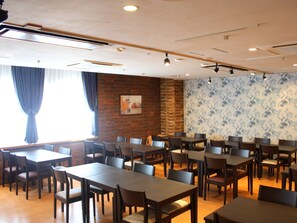 Daily buffet breakfast (JPY 1100 per person)