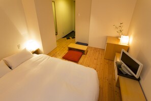 Desk, iron/ironing board, free WiFi, bed sheets - Seaside Hotel Twins Momochi (Fukuoka)