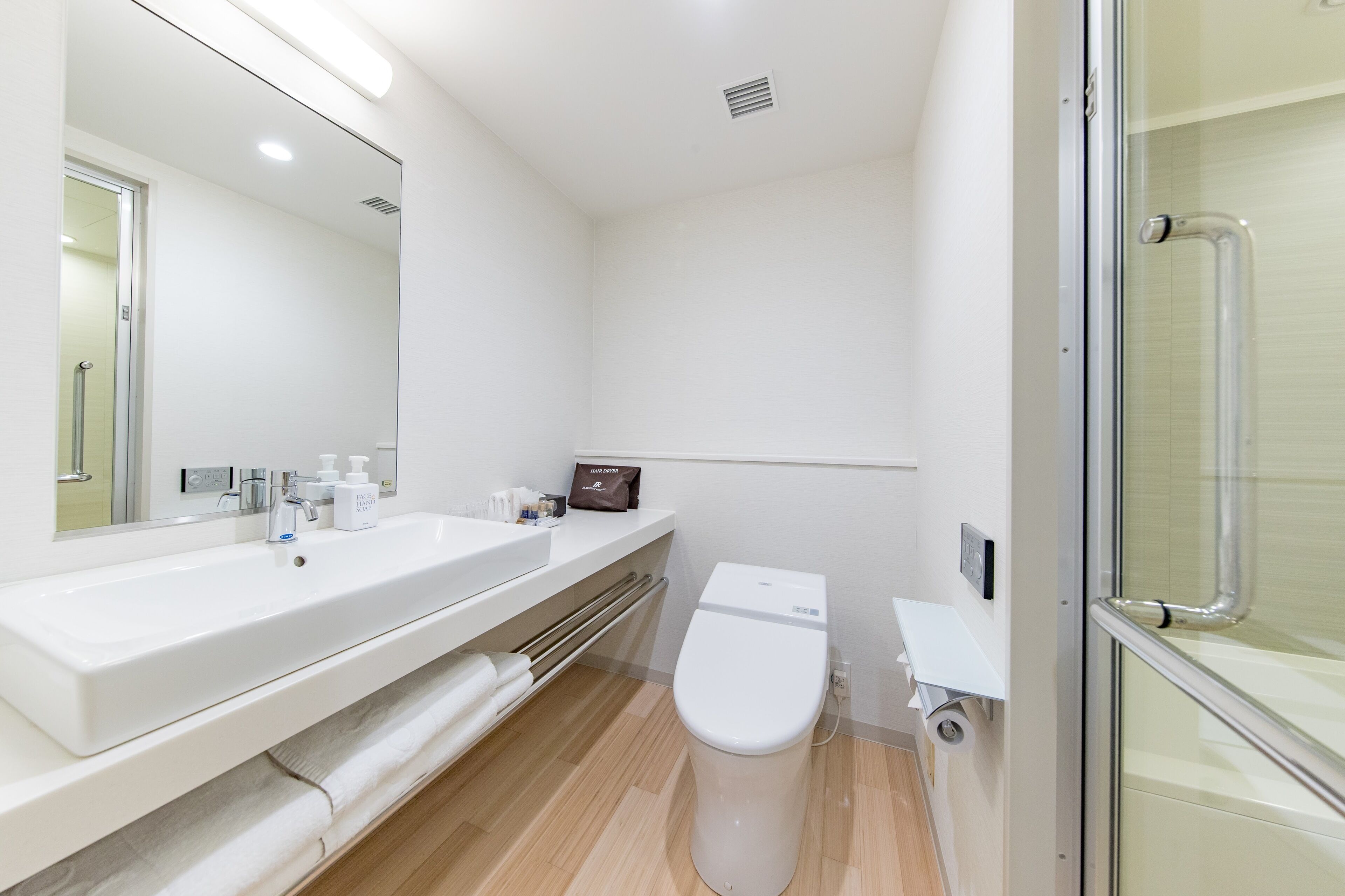 combined shower/bathtub, free toiletries, hair dryer, slippers