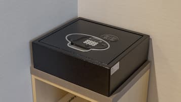 Un dispositivo electrónico negro sobre una estantería de madera con un rótulo que dice 'Laundry'.