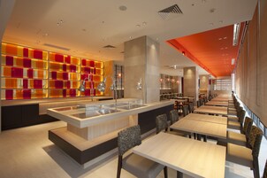 Kahvaltı, öğle yemeği ve akşam yemeği sunulur 