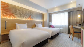Habitación de hotel con dos camas, un escritorio, una silla y un cuadro abstracto grande en la pared.