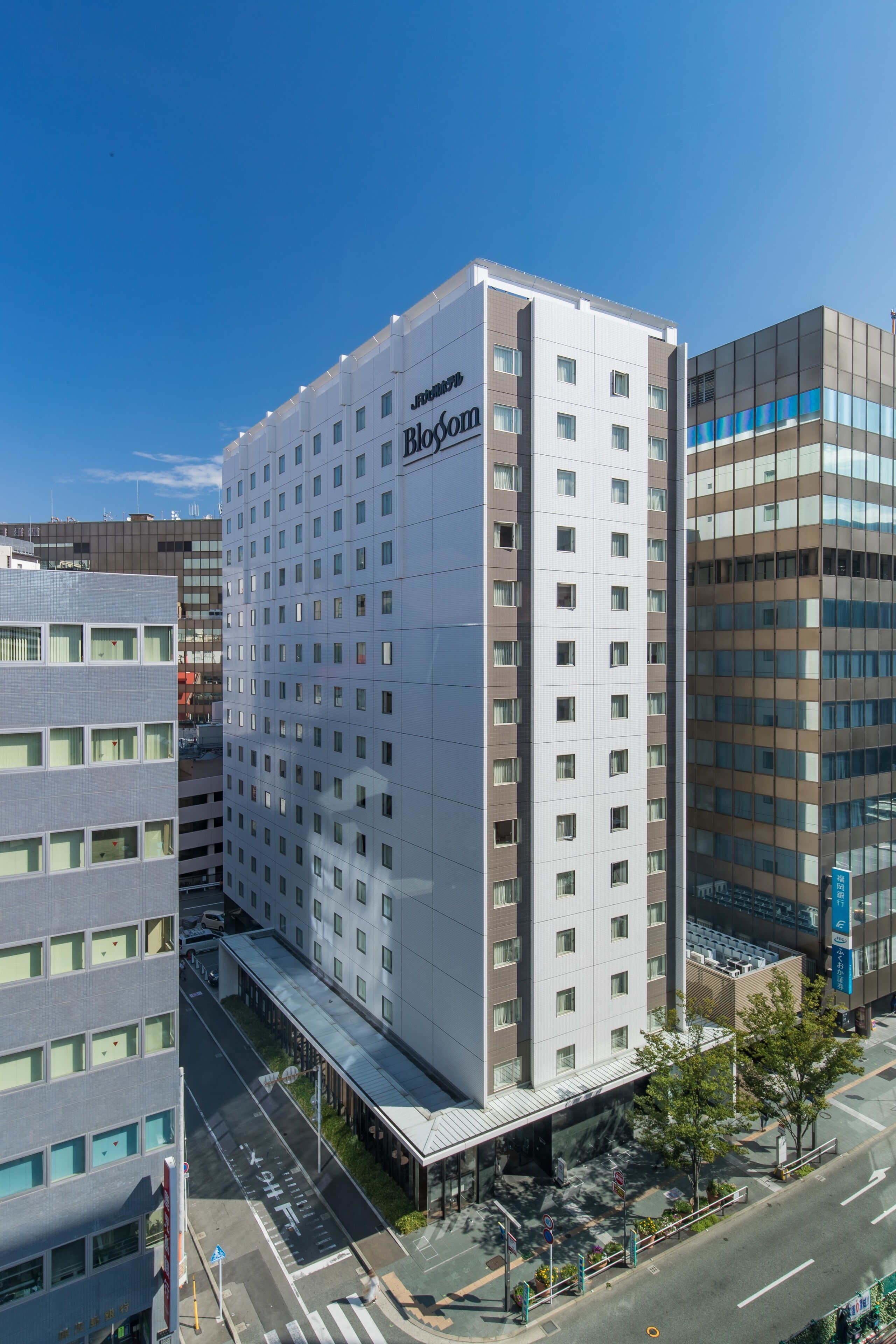 Moderni hotellirakennus, jossa on suuri ja huomiota herättävä «Jumbo Blogom» -kyltti. Rakennuksessa on selkeä, suorakulmainen julkisivu, jossa on runsaasti ikkunoita ja katettu sis äänkäyntialue.