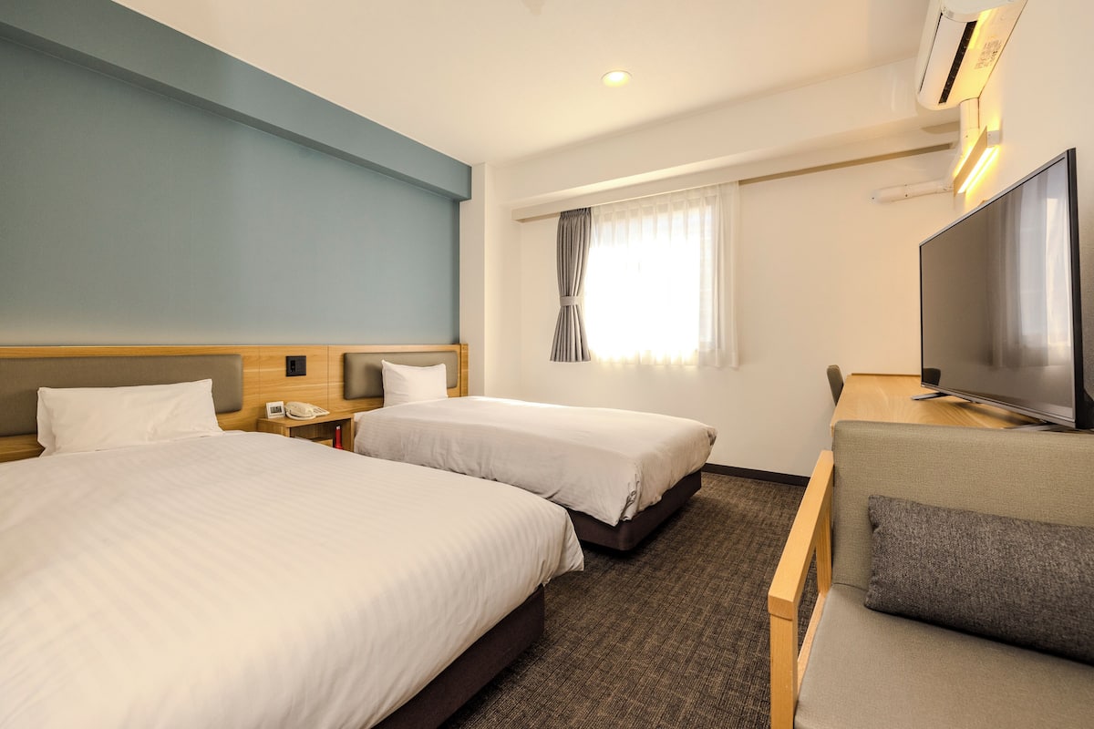 Twin Room, Non Smoking | Down duvets, in-room safe, desk, blackout curtains