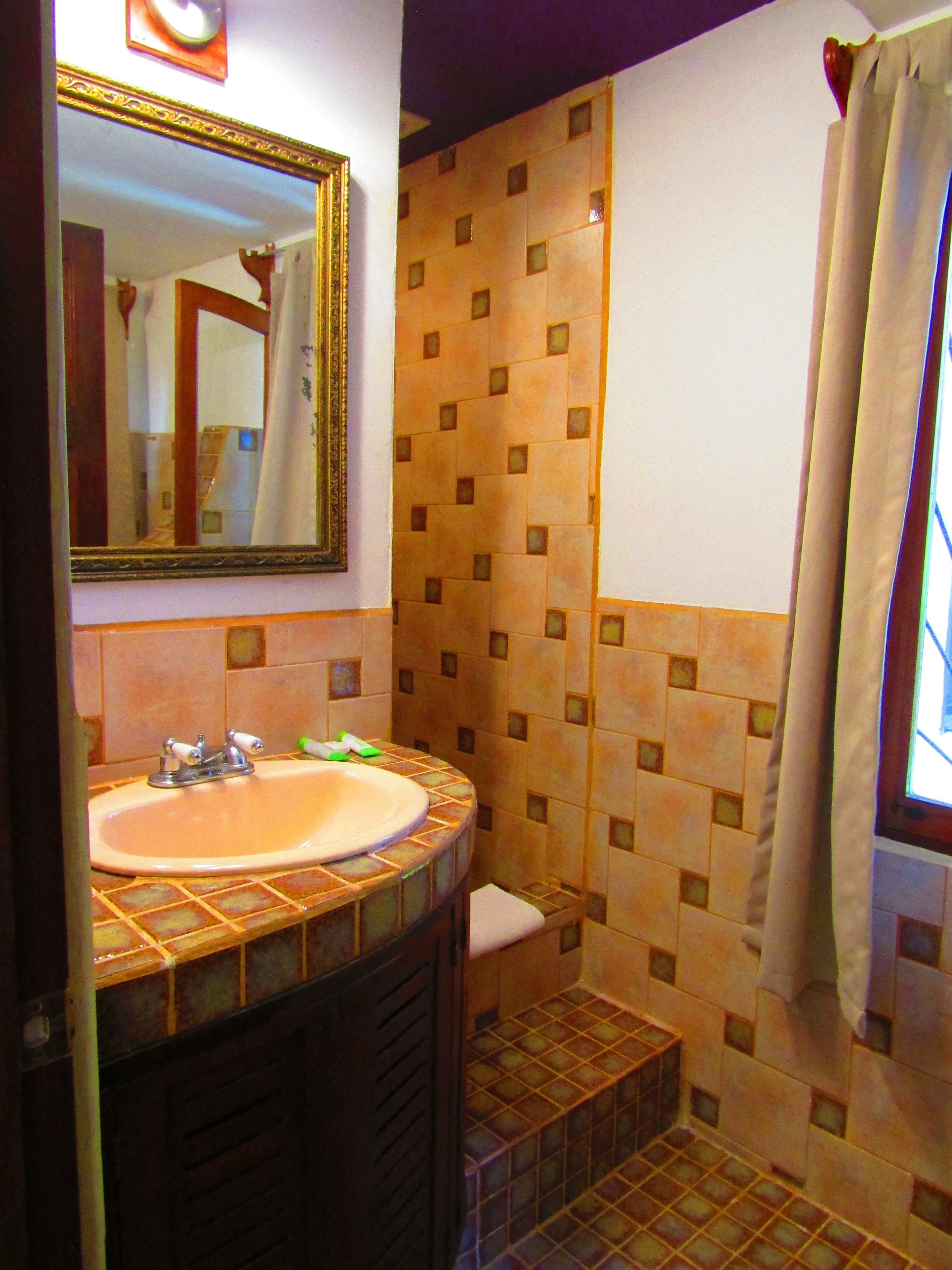 standard double room, 1 queen bed | bathroom | shower, towels