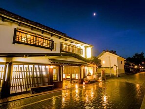 Majoituspaikan julkisivu illalla/yöllä