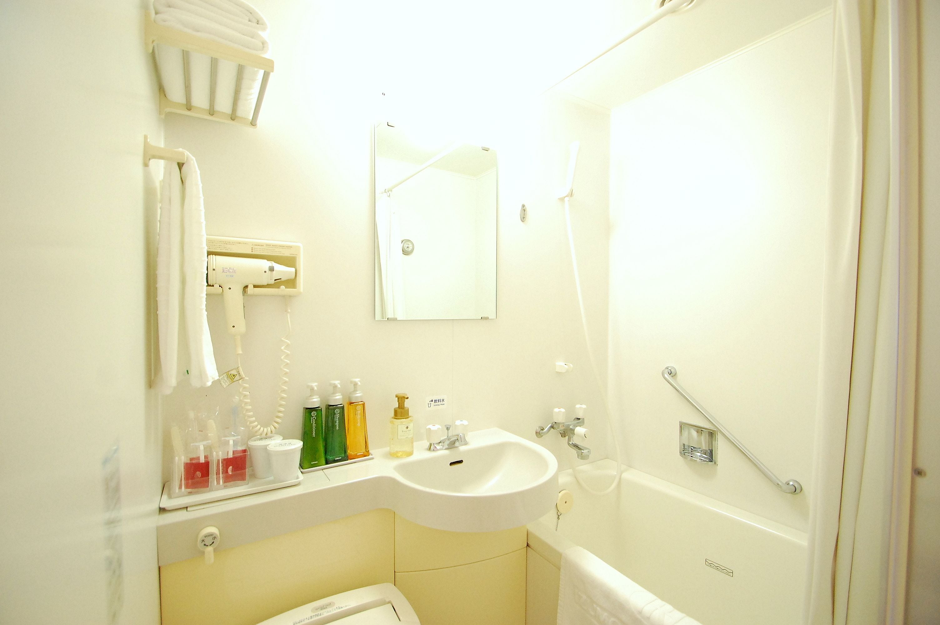 combined shower/bathtub, free toiletries, hair dryer, slippers