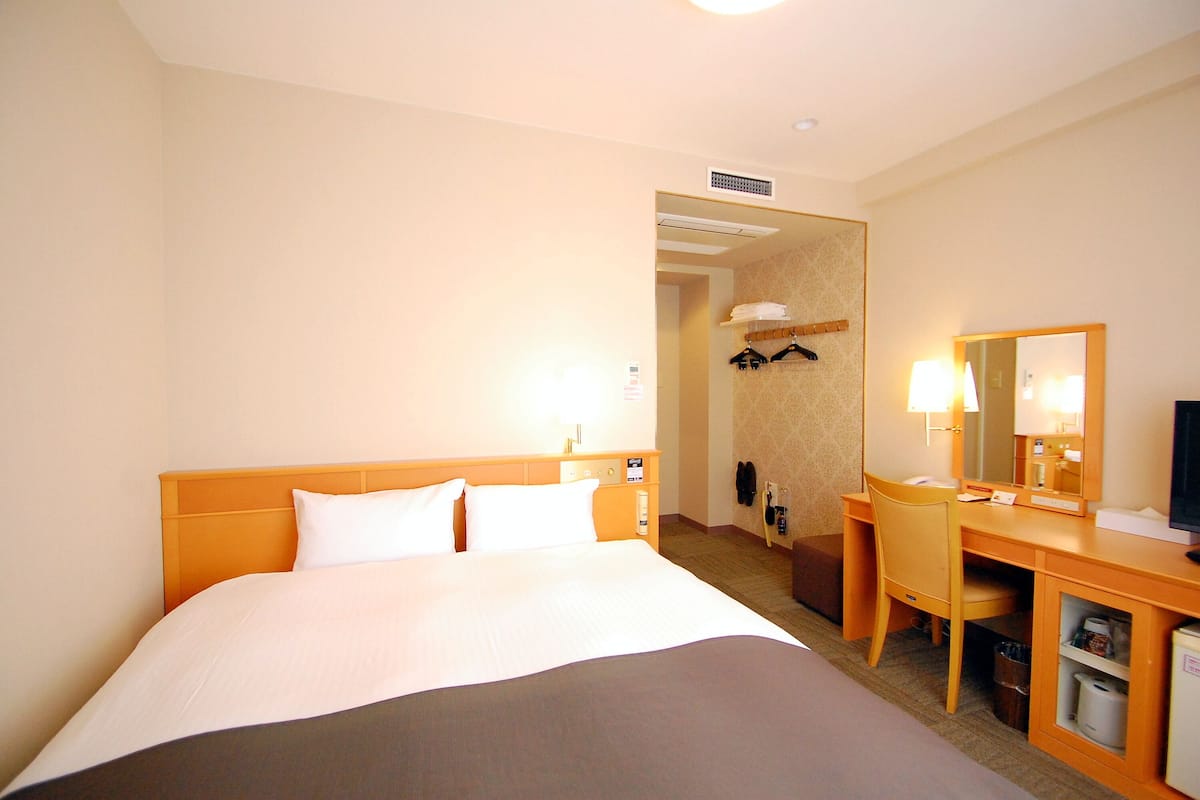 Down duvets, desk, blackout curtains, free WiFi