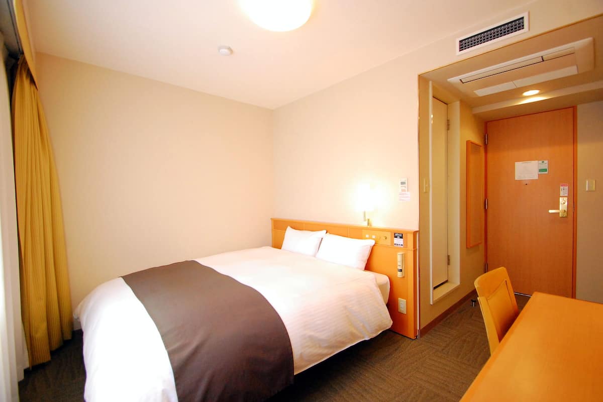 Down duvets, desk, blackout curtains, free WiFi