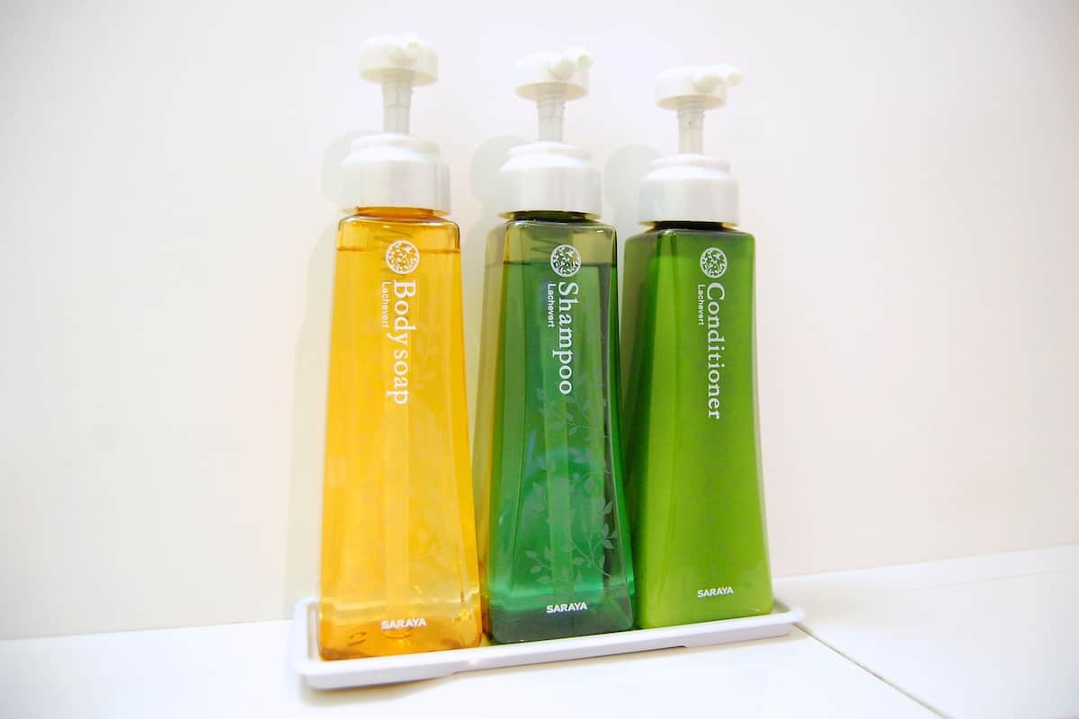 combined shower/bathtub, free toiletries, hair dryer, slippers