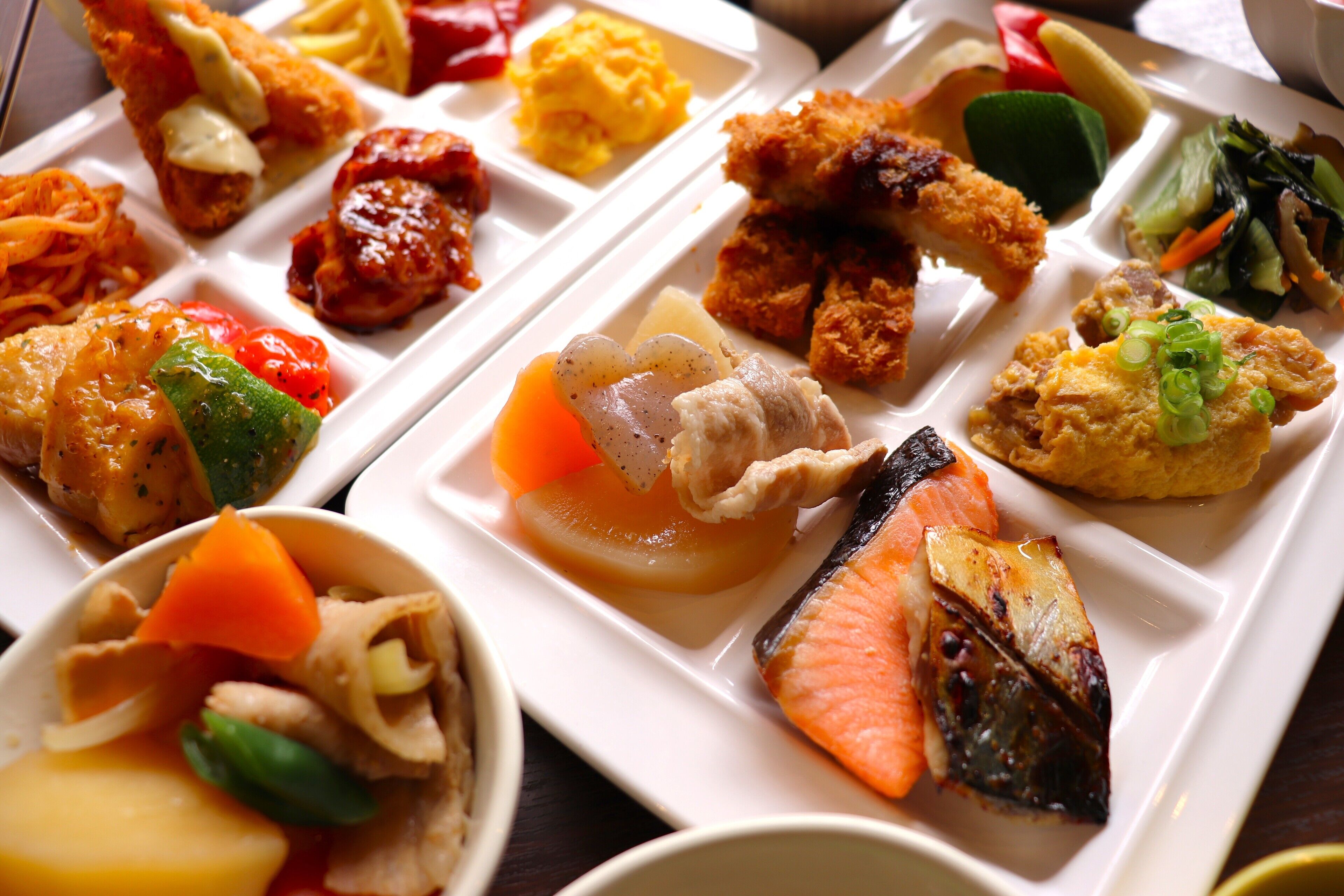 Daily buffet breakfast (JPY 1100 per person)