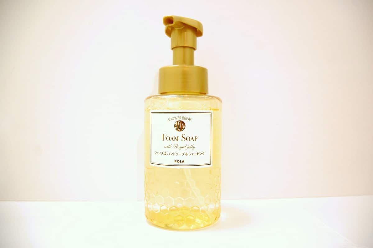 Combined shower/bathtub, free toiletries, hair dryer, slippers