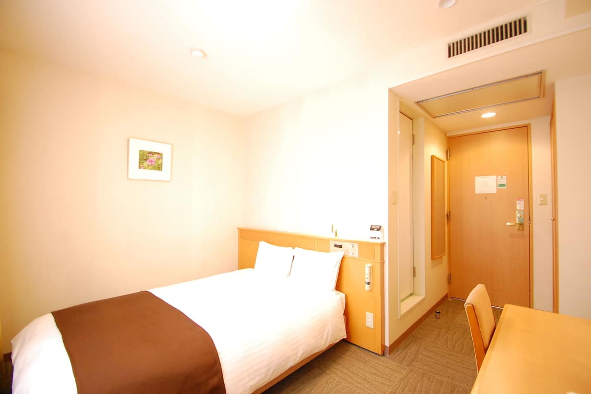 Down duvets, desk, blackout curtains, free WiFi