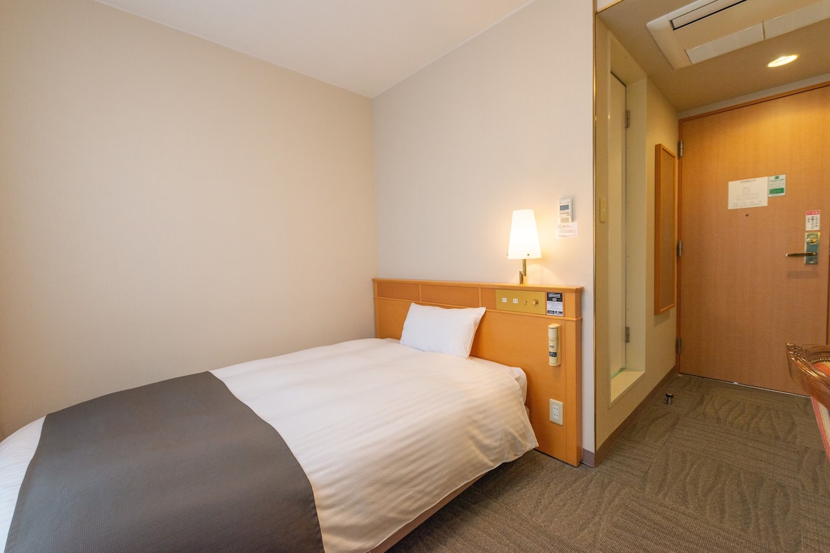 Down duvets, desk, blackout curtains, free WiFi