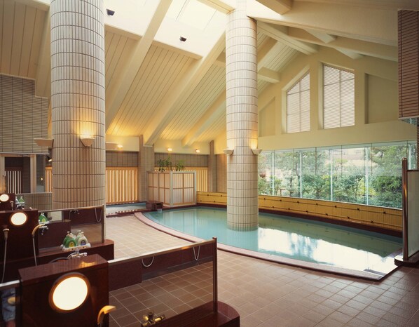 Massages thaïs, soins de manucure et de pédicure