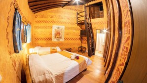 Ein Zimmer mit einem Bett, einer Leiter und einer Holzwand mit Mustern.