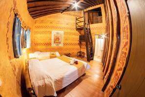 Habitación triple estándar, baño privado, vista al jardín | Wifi gratis y ropa de cama 