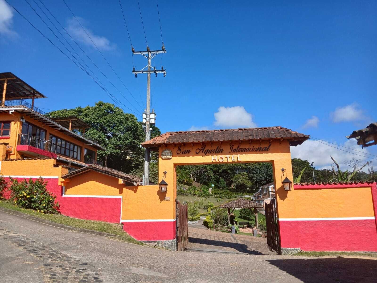Entrada de un hotel con un cartel que dice 'San Agustin Internacional Hotel'.